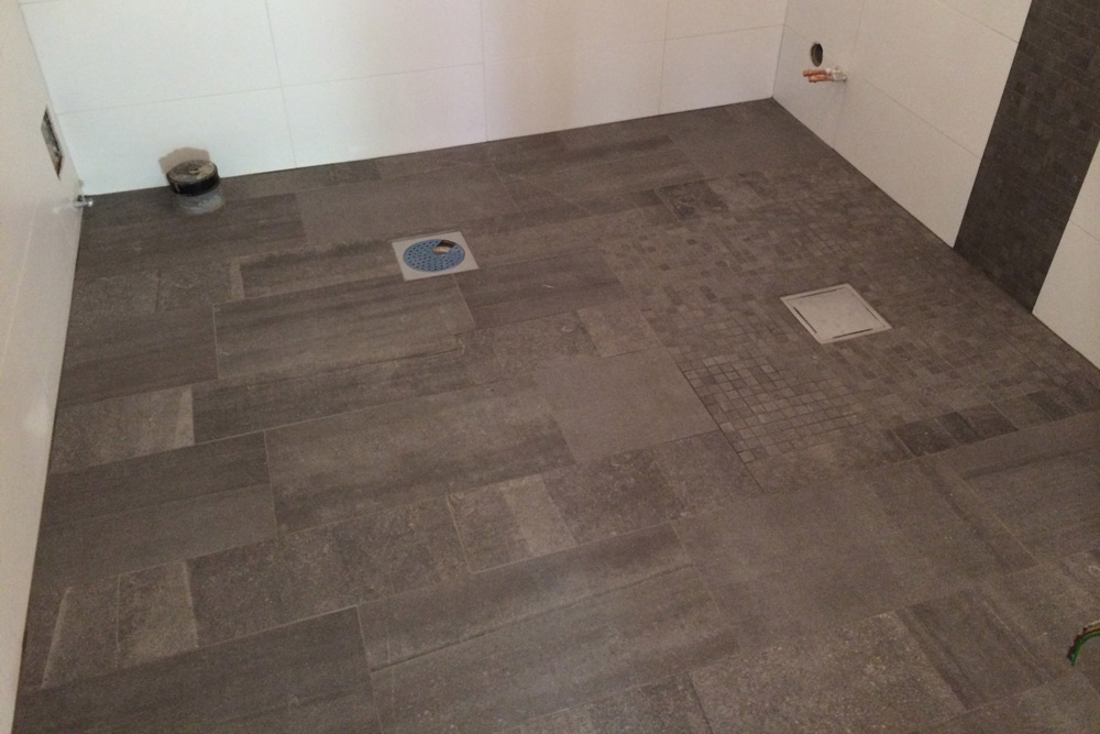 Ett mörkt nylagt badrumsgolv