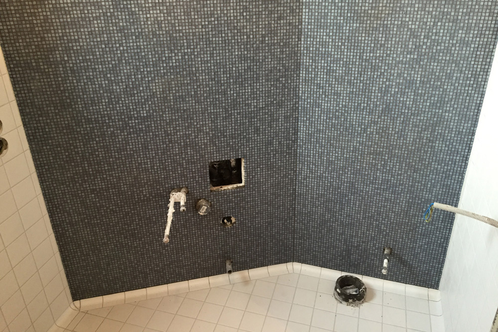 Mosaikarbete i ett badrum